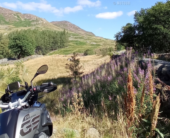 Detail BMW motorfiets in landschap tijden motorvakantie Schotland